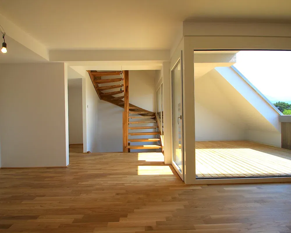 Heller Wohnraum mit Holztreppe und Zugang zur Terrasse in RIGA 17